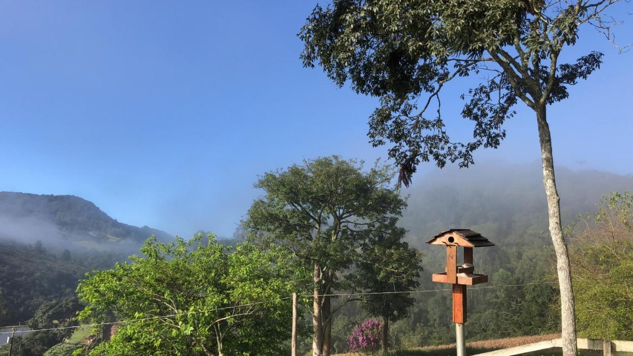 Pousada Pedra Da Mata Chales Na Montanha Munhoz Bagian luar foto