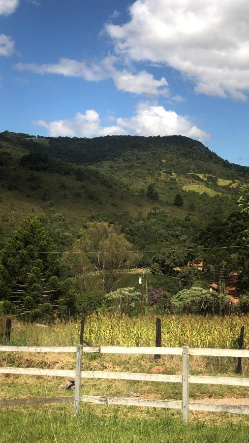 Pousada Pedra Da Mata Chales Na Montanha Munhoz Bagian luar foto