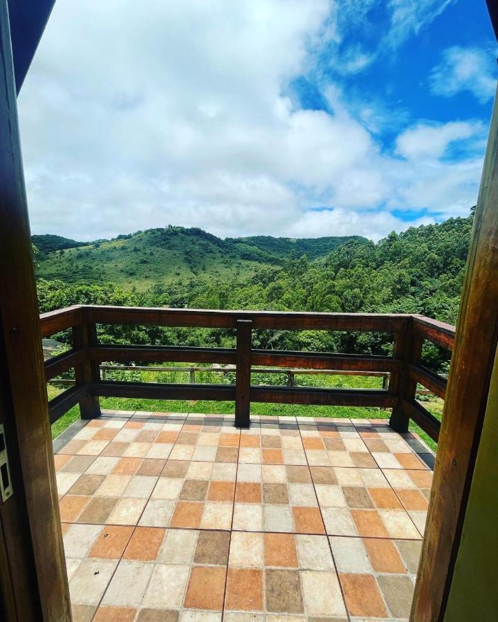Pousada Pedra Da Mata Chales Na Montanha Munhoz Bagian luar foto