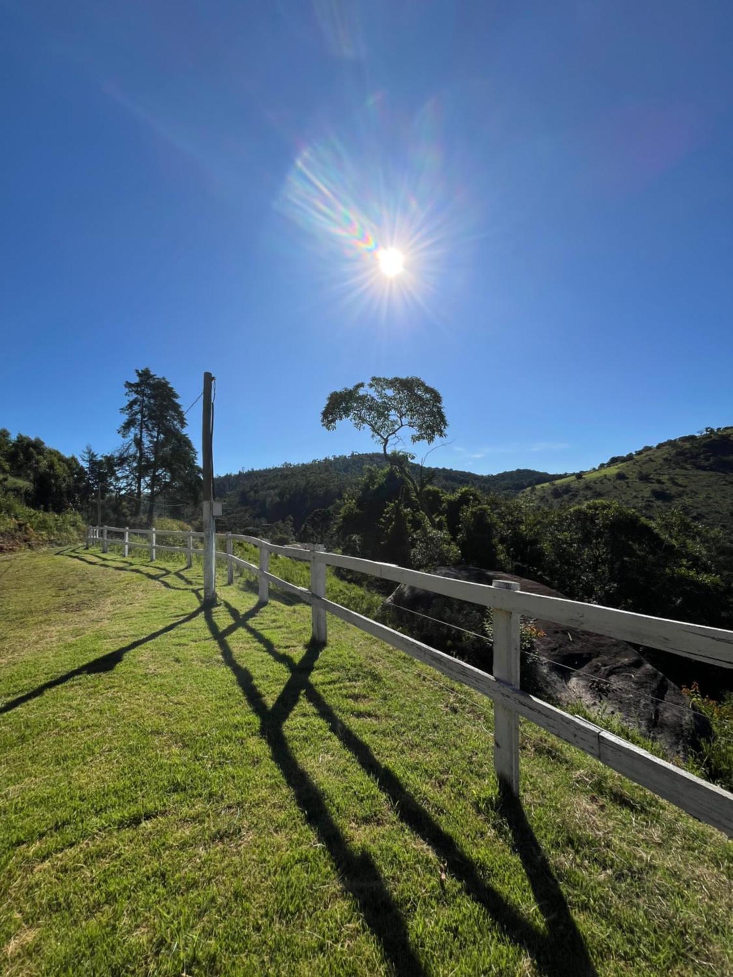 Pousada Pedra Da Mata Chales Na Montanha Munhoz Bagian luar foto