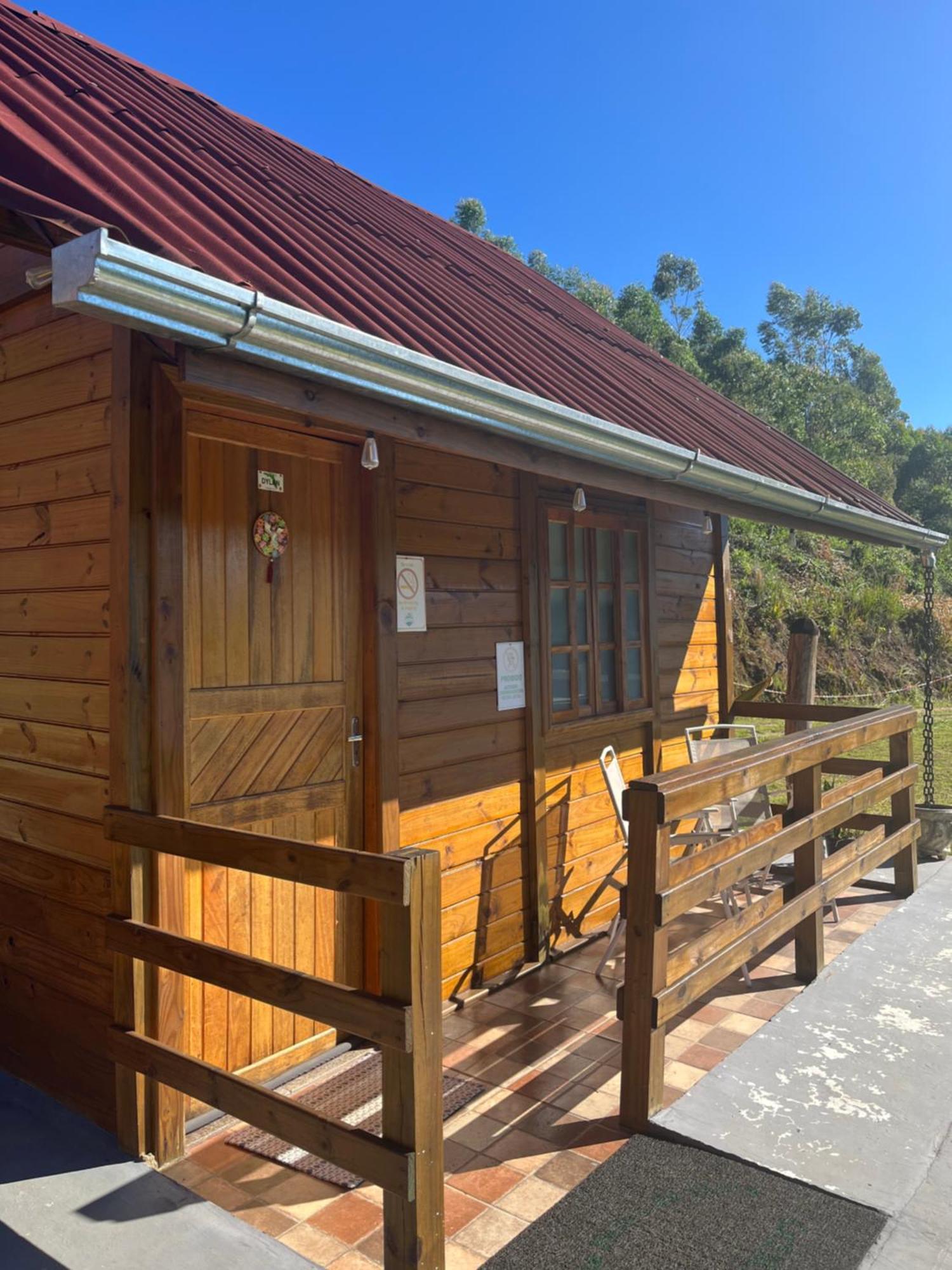 Pousada Pedra Da Mata Chales Na Montanha Munhoz Bagian luar foto